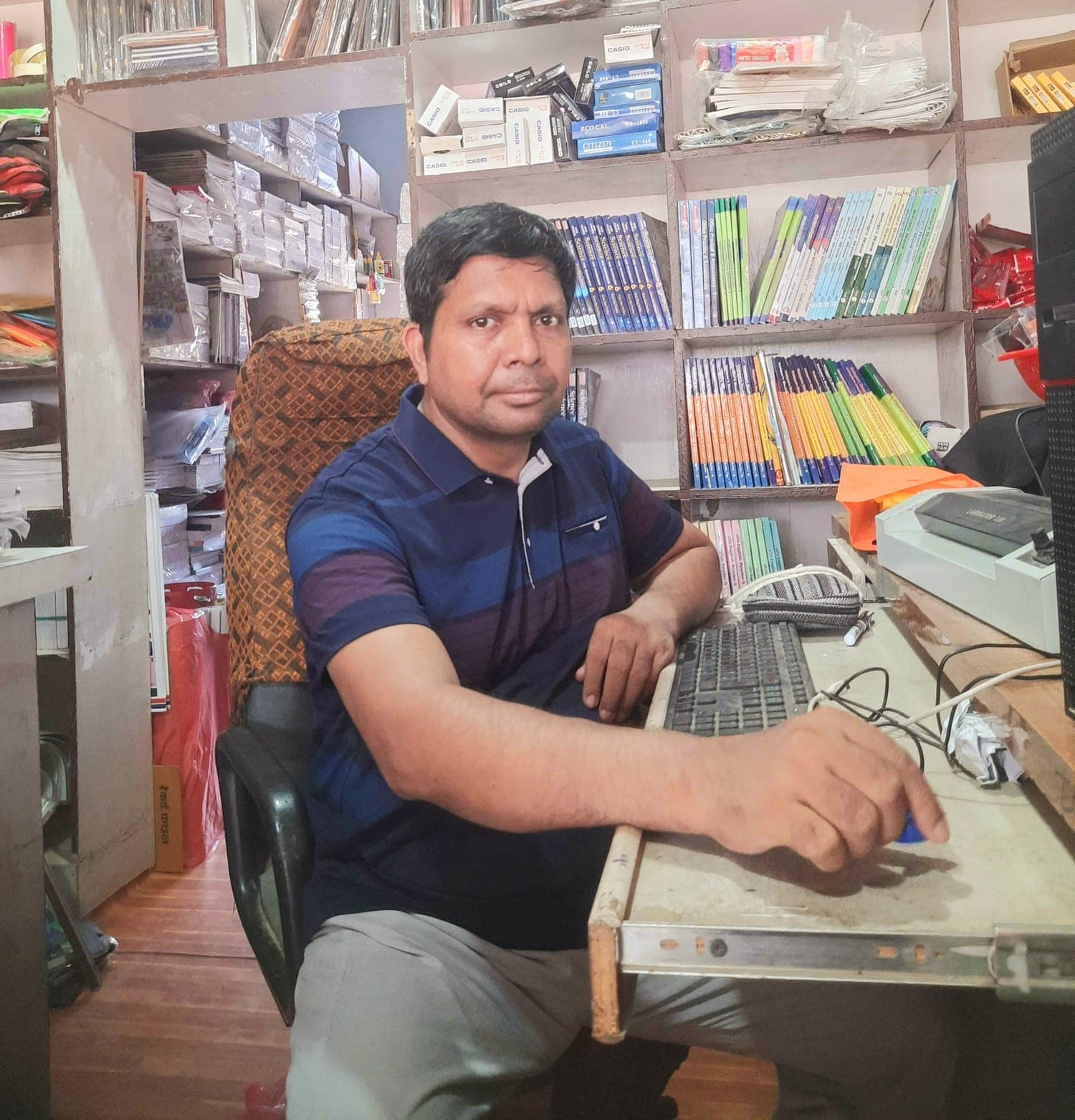 उत्सव बुक्स एण्ड प्रिन्टर्सको प्रिन्ट डेस्कमा पसल सञ्चालक